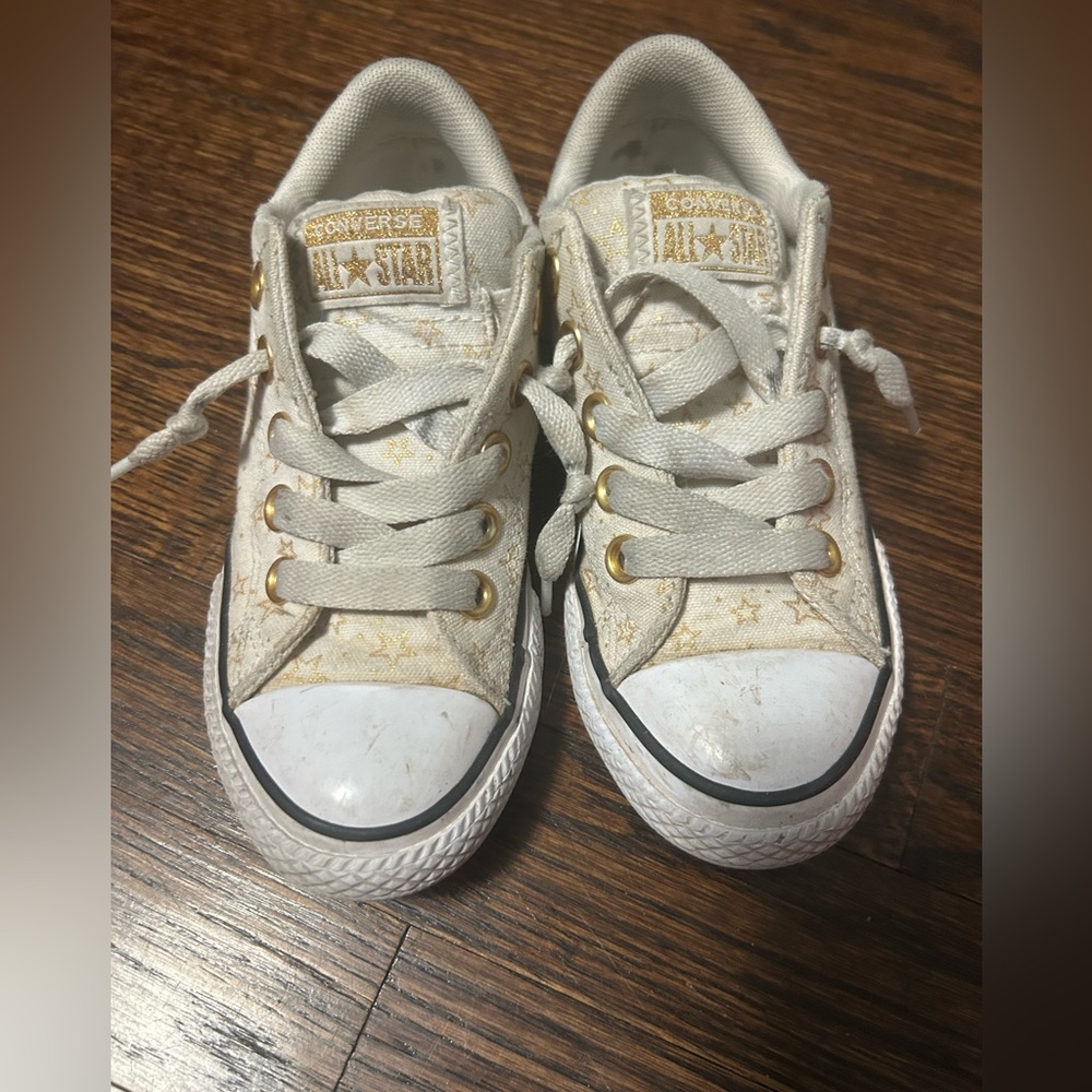 Converse sneakers with gold
Stars non tying